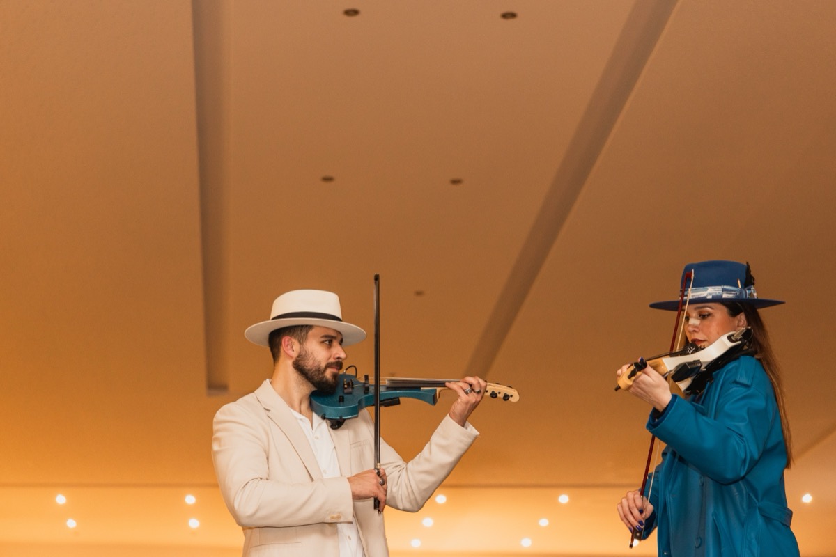 Ambiente festivo no salão da Quinta do Luson